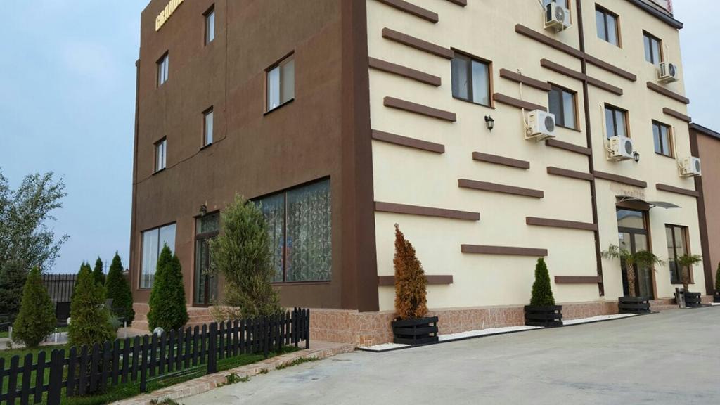 Grande Palace Hostel Afumati Exterior photo